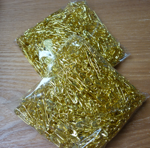 Les <span class=keywords><strong>épingle</strong></span>s de sûreté dorées de <span class=keywords><strong>petite</strong></span> taille de bonne qualité - Product Image 1
