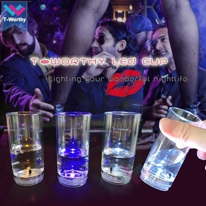 <span class=keywords><strong>Verre</strong></span> <span class=keywords><strong>à</strong></span> shot/gobelet LED T-Worthy réutilisable et léger de 50 ml avec capteur de liquide et logo personnalisé, activé par l'eau, en <span class=keywords><strong>plastique</strong></span> - Product Image 4