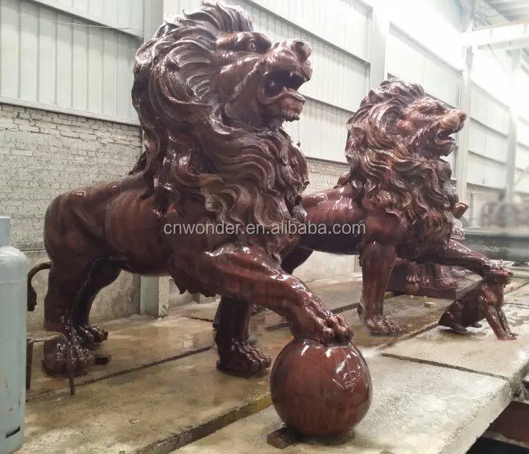 Grandes esculturas de leão de cobre ao ar livre