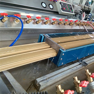 Doble cavidad de PVC WPC puerta sólida perfil de marco de la fabricación de la máquina con CE el mejor <span class=keywords><strong>precio</strong></span> en China - Product Image 2