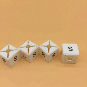 Marqueurs de taille en plastique blanc pré-imprimés avec étiquettes de cintre carrées XXS 5XL par impression Logo Numéro Disparité Tailles Vêtements - Product Image 5