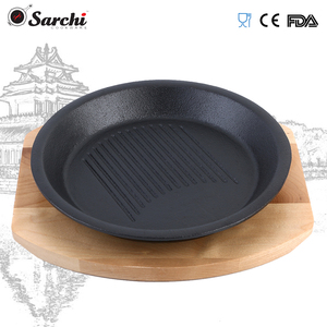 Round Pre-seasoned Sizzler Plate Cast Iron Servingware Steak Plate with Wooden Base - Product Image 2