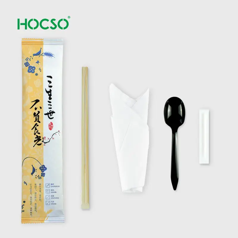 Cinese posate kit comprende usa e getta bacchette e cucchiaio avvolto con il tovagliolo in sacchetto di carta
