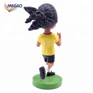 Figurines en résine innovantes de Chine, vente en gros, décoration intérieure, Ronaldinho, figurine de football personnalisée pour voiture, bureau, tableau de bord - Product Image 4