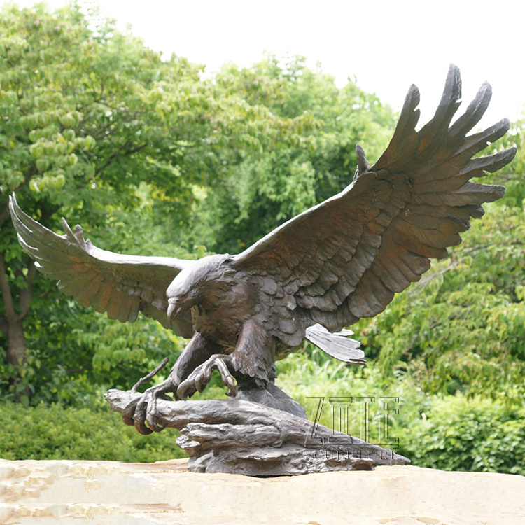 Casting Carving Grote Flying Eagle Vangen Vis Standbeeld Brons Hawk Sculptuur