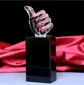 Venta al por mayor logotipo personalizado diseño pulgares de cristal con forma de escudo de cristal premios - Product Image 3