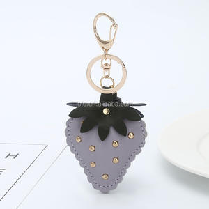 Nouveauté Porte-clés en cuir avec pompon en forme de fraise Porte-clés en cuir verni en forme de fraise - Product Image 2