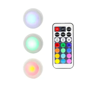LED RGB สีตู้ไร้สายแบตเตอรี่ดำเนินการ Puck Light พร้อมรีโมทคอนโทรล
