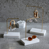 Qiansi Wit Marmer Messing Metalen Tiered Sieraden Display Stand Moderne