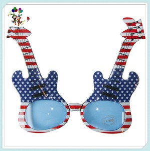 A buon mercato <span class=keywords><strong>Rock</strong></span> <span class=keywords><strong>and</strong></span> <span class=keywords><strong>Roll</strong></span> di plastica a forma di chitarra divertenti occhiali da festa per la HPC-0627 del Costume - Product Image 2