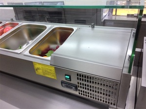 <span class=keywords><strong>Réfrigérateur</strong></span> de présentation de salades sur <span class=keywords><strong>table</strong></span> / <span class=keywords><strong>Table</strong></span> de préparation de sandwichs Subway réfrigérée d'<span class=keywords><strong>occasion</strong></span> - Product Image 5