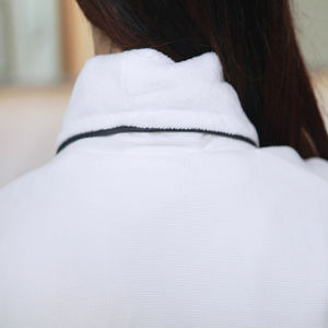 روب حمام فندقي 5 نجوم من القطن التركي بياقة شال للبالغين بنسيج الوافل - Product Image 5