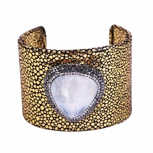 Brazalete de Piel de <span class=keywords><strong>Raya</strong></span> Genuina Amarilla con Perlas de <span class=keywords><strong>Agua</strong></span> <span class=keywords><strong>Dulce</strong></span>, Diseño de Brazalete de Oro con Incrustaciones de Perlas - Product Image 5