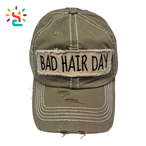 Cappellino da Baseball Vintage Ricamato Bianco con Scritta 'Bad Hair Day' Effetto Consumato Stile Dad Hat - Product Image 4