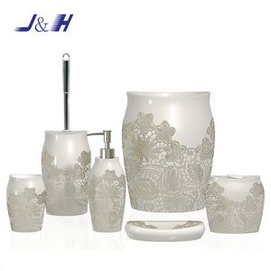 Cina di Alta Qualità Del Modello di Fiore Bianco In Ceramica Accessori Per il Bagno Set