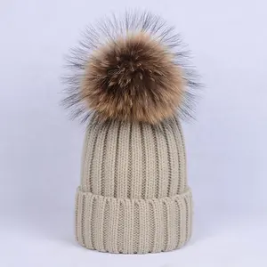 冬のアンゴラピンクアライグマ毛皮ポンポンビーニー帽子を編む卸売安い女性