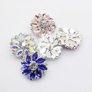Bottoni di fiori di cristallo di moda personalizzati in fabbrica molti colori con retro piatto cuciti su bottoni di strass - Product Image 1