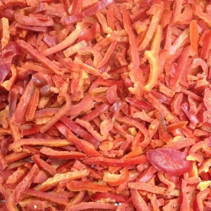 Dondurulmuş karışık sebze kırmızı biber ile dilimlenmiş havuç soğan patates