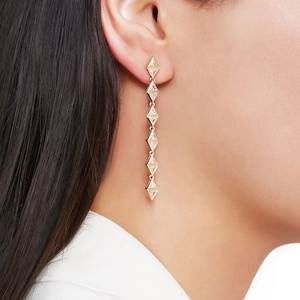 Üçgen zirkonya 18 k sarı altın küpe takı - Product Image 2