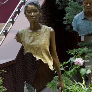 Arte de fundición de artesanías de Metal familia bronce <span class=keywords><strong>Bruno</strong></span> Catalano escultura en la flor cúpula en Sinagpore es - Product Image 3