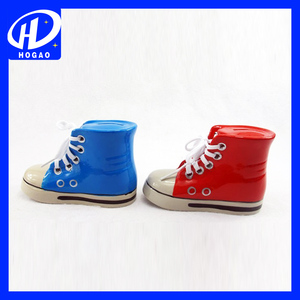 Alcancía de Cerámica Vintage Pintada a Mano con Forma de Zapatilla Deportiva - Product Image 2