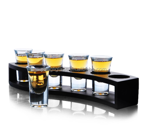 <span class=keywords><strong>Vaso</strong></span> de <span class=keywords><strong>chupito</strong></span> de alta calidad al por mayor con bandeja de madera, <span class=keywords><strong>vaso</strong></span> de <span class=keywords><strong>chupito</strong></span> <span class=keywords><strong>personalizado</strong></span> con logotipo, juegos de vasos de <span class=keywords><strong>chupito</strong></span> de vodka de recuerdo - Product Image 1
