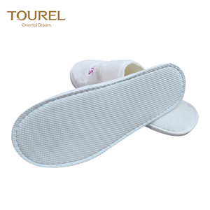 Yangzhou Anpassbare Einweg-Hotelslipper aus Korallenvlies mit Besticktem Logo - Product Image 4
