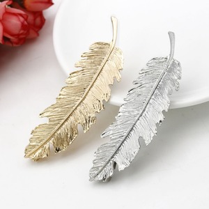 Fermaglio per Capelli da Donna con Foglia d'Oro e Piuma, Molletta, Barrette, Accessori per Capelli - Product Image 1