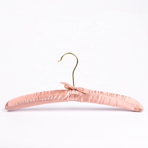 Cintre rembourré en <span class=keywords><strong>satin</strong></span> de soie pour chambre d'hôtel personnalisé d'Inspring avec crochet doré <span class=keywords><strong>cintres</strong></span> élégants en tissu pour lingerie et sous-vêtements - Product Image 3