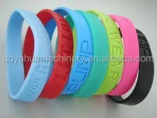 Machine à fabrication de bracelets élastiques, bracelets en silicone