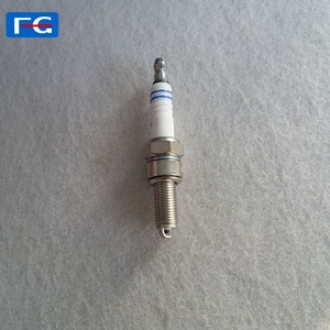 Bougie d'allumage indienne de moteur de <span class=keywords><strong>moto</strong></span> à <span class=keywords><strong>trois</strong></span> <span class=keywords><strong>roues</strong></span>/Tricycle UR6DE bougie d'allumage de Tricycle pour des pièces de bougie d'allumage de tricycle - Product Image 2