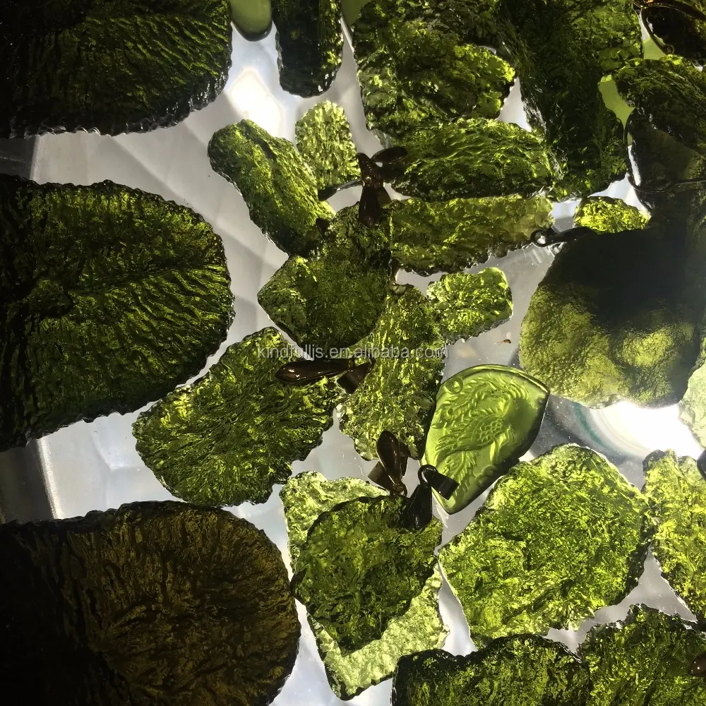 Lindo pedra de cristal de moldavite, feito em sintético, verde, de alta qualidade para venda