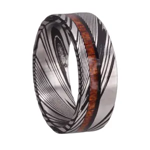 Cheng Juweliers Groothandel 8Mm Koa Hout Inlay Offset Ip Zwart Vergulde Damascus Stalen Blanco Ring