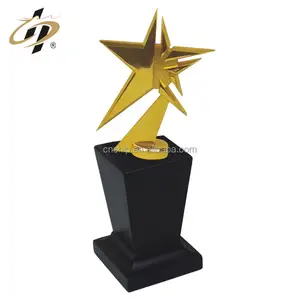 China precio bajo de la alta calidad forma de estrella personalizada trofeo de metal de oro