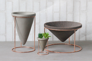 <span class=keywords><strong>Maceta</strong></span> Grande de Cemento en Forma de Cono con Base de Metal - Product Image 3