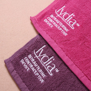 Asciugamano in cotone 100% quadrato <span class=keywords><strong>fucsia</strong></span> tinto in tinta unita con ricamo - Product Image 2