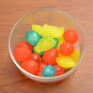 قابلة لإعادة الاستخدام الفاكهة على شكل مكعب ثلج بلاستيكي للمشروبات متعدد الألوان مكعب ثلج بلاستيكي