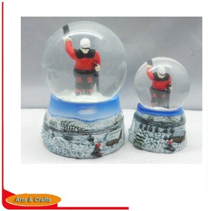 Người Tuyết Trượt Băng Polyresin Thủ Công Mỹ Nghệ Củ<span class=keywords><strong>a</strong></span> Quả Cầu Tuyết - Product Image 1
