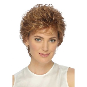 Venta al por mayor de fábrica: Peluca corta estilo pixie resistente al calor, rizada dorada en capas, rubia, de pelo sintético para mujer - Product Image 1