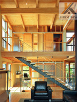 Escalier moderne en acier avec garde-corps en câble, marches en bois, décorations, design droit et ouvert