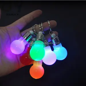 סיטונאי אור הנורה keychain צבעוני פלאש led keychain עבור קטן מתנה