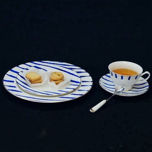 <span class=keywords><strong>Service</strong></span> de table en porcelaine bleue à rayures classiques, <span class=keywords><strong>vaisselle</strong></span> occidentale en céramique, cadeaux de mariage, fête à domicile, vente en gros, emballés dans des boîtes - Product Image 1