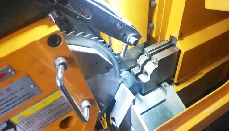 Yüksek kaliteli paslanmaz çelik bar kesme CNC otomatik dairesel testere makinesi