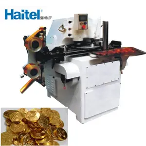 Máquina envoltória de folha de ouro e chocolate