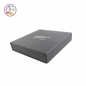 Toptan karton oluklu giyim kutusu baskılı karton ambalaj için 2mm kuşe kağıt UV avantajı mat laminasyon kabartma