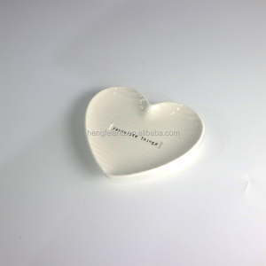 Blanc pas cher <span class=keywords><strong>en</strong></span> céramique émaillée <span class=keywords><strong>en</strong></span> <span class=keywords><strong>forme</strong></span> <span class=keywords><strong>de</strong></span> <span class=keywords><strong>coeur</strong></span> mariage assiettes - Product Image 2