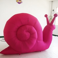 Girafe géante gonflable publicitaire avec certification CE, taille personnalisable et ventilateur intégré pour l'inflation