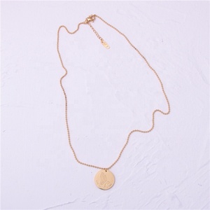 Collana con Ciondolo Medaglia a Forma di Mani in Preghiera in Acciaio Inox Placcato Oro Serenity - Product Image 4