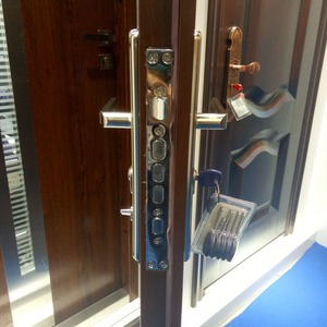Porta d'Ingresso di Sicurezza in Acciaio di Alta Qualità <span class=keywords><strong>con</strong></span> Design a Griglia e <span class=keywords><strong>Serratura</strong></span> Tedesca - Product Image 3