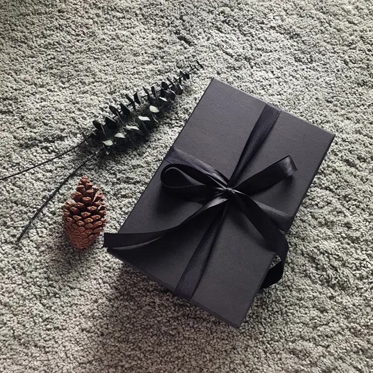 Ciltli siyah renk perakende hediye şeritli kutular